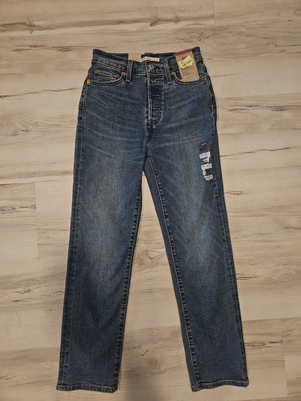 NWT Levi’s Women’s Straight Leg Jeans Medium Wash Button Fly 26x28